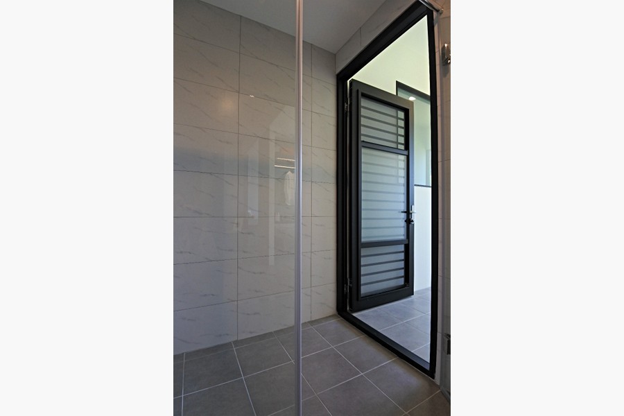 連接後陽台~衛浴通風採光佳♥