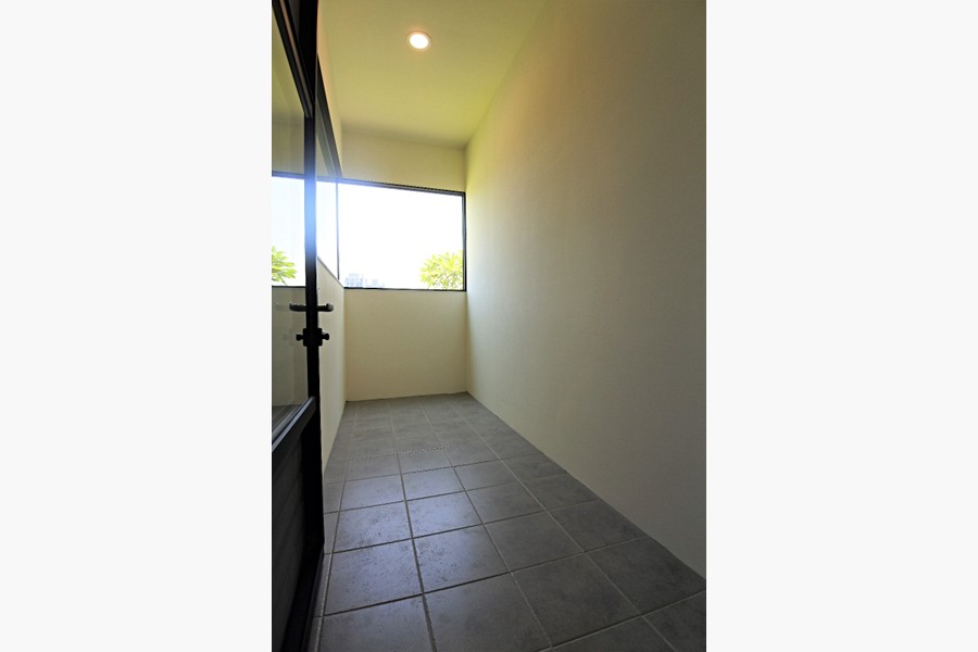 工作陽台空間大~