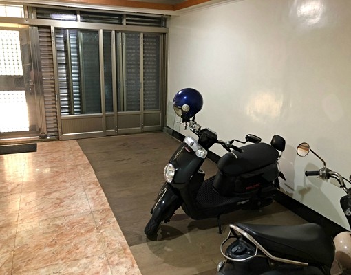 火車站前整棟五戶含第四台網路室內可放機車 - Image 7