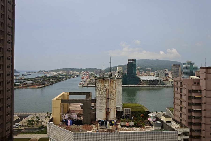 客廳旁的窗景~對面是興建中的海洋文化及流行音樂中心