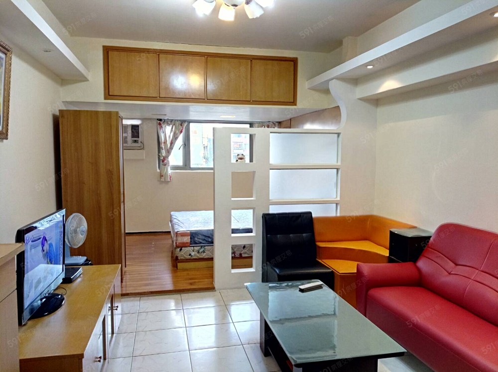 美麗裝潢房間有木質地板