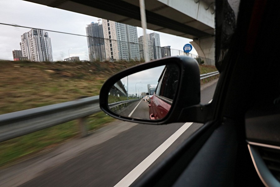 腦公上班開車上國道