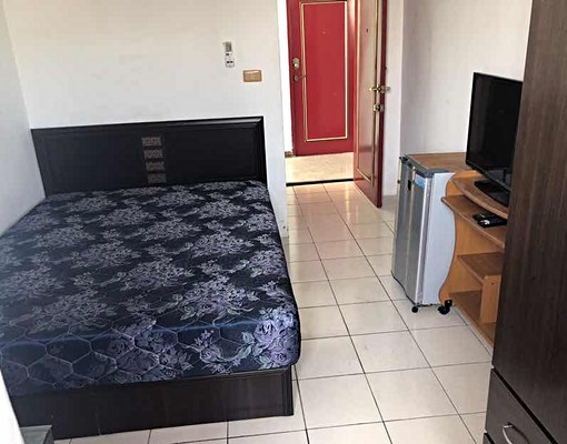 遠東街雙人床套房電費一度5元 - Image 1