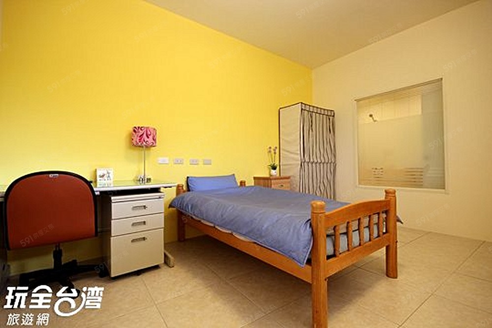 現在使用5*6.2雙人床、木衣櫃