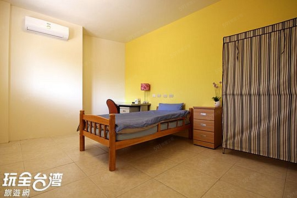 現在使用5*6.2雙人床、木衣櫃