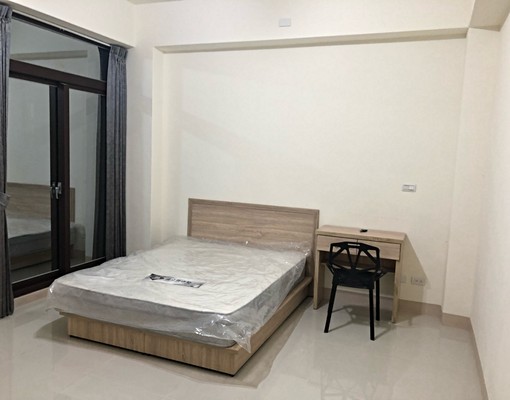 獨棟電梯超新大套房、有陽台(含水費) - Image 1