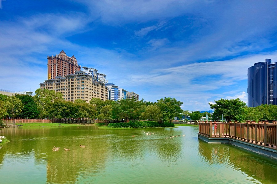 水圳森林公園內有人造湖,生活環境相當舒適。