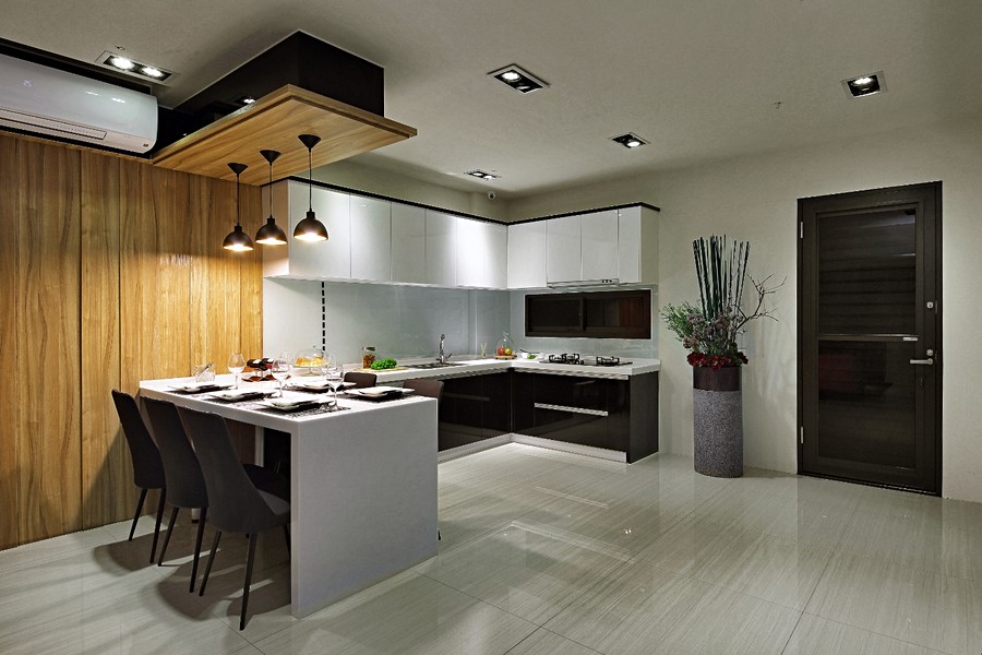 廚房擺放六人座餐桌綽綽有餘。