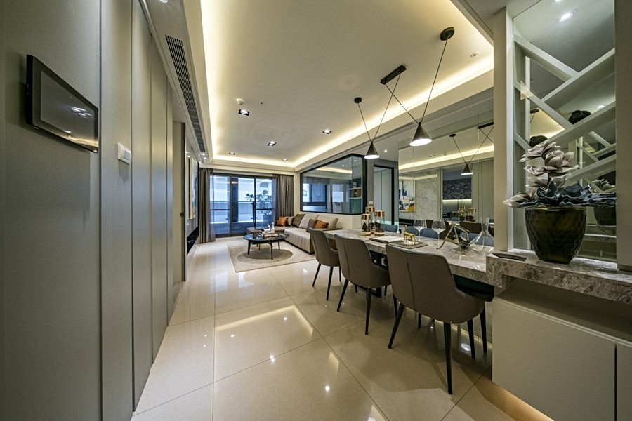 客餐廳空間一氣呵成,客廳的落地窗形成這個空間的端景。