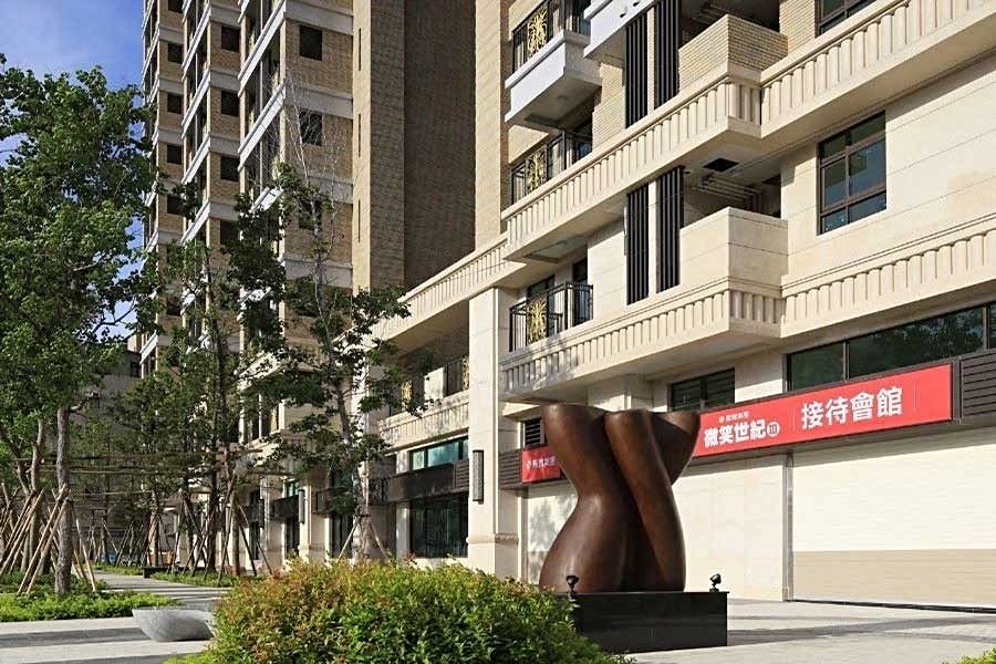 「世紀雲品」位於北區雙十路、育樂街口