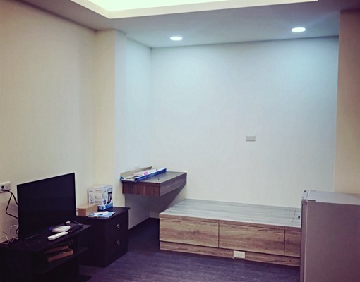 靠窗明亮大套房(可當個人工作室) - Image 3