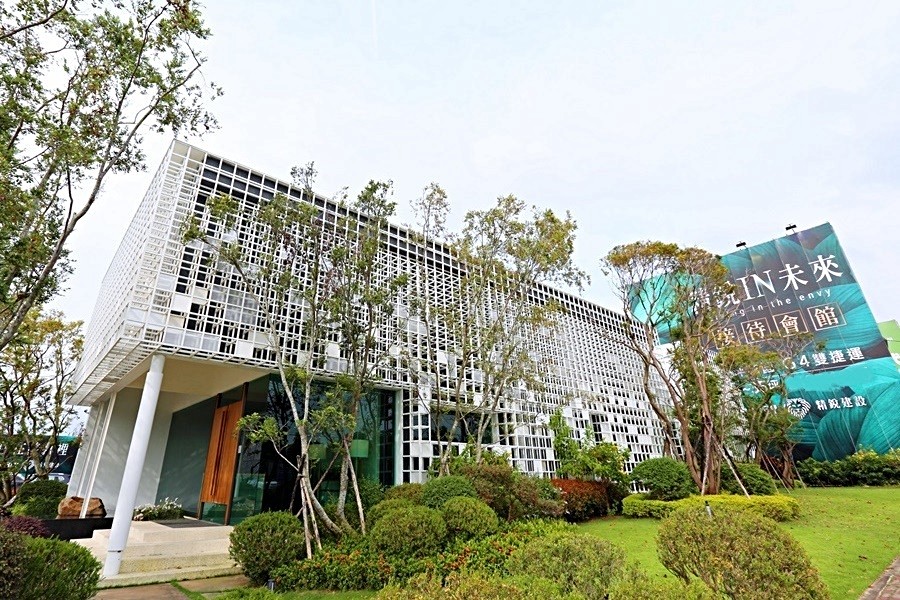 有著白色美術館氣質的建物,就是「精銳IN未來」接待中心。