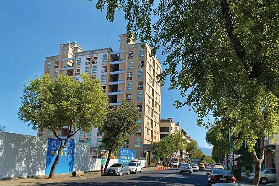 自由路四段兩旁種植路樹,車流量也不多。