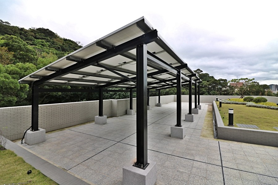 頂樓兩側配有太陽能面板