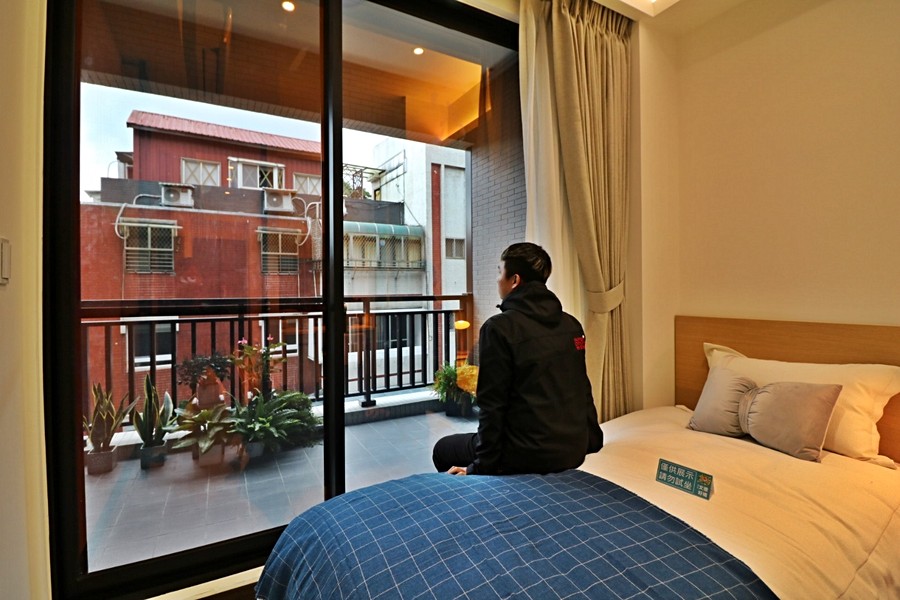 次臥的大陽台及落地窗