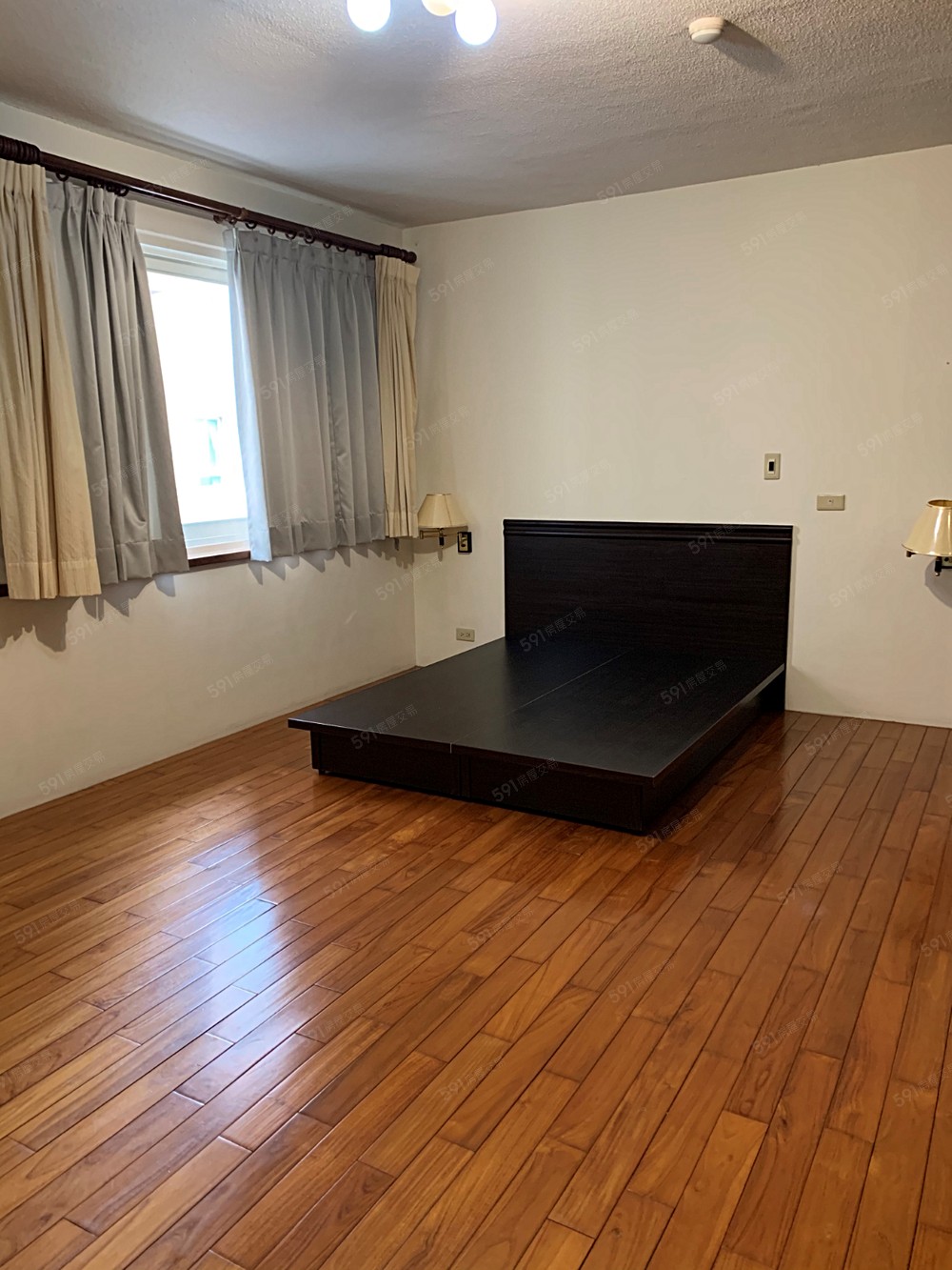 主臥採光 (不含牆上床頭燈)