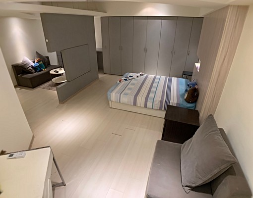 大空間一房可旋轉電視牆有自己專屬的置物櫃 - Image 2