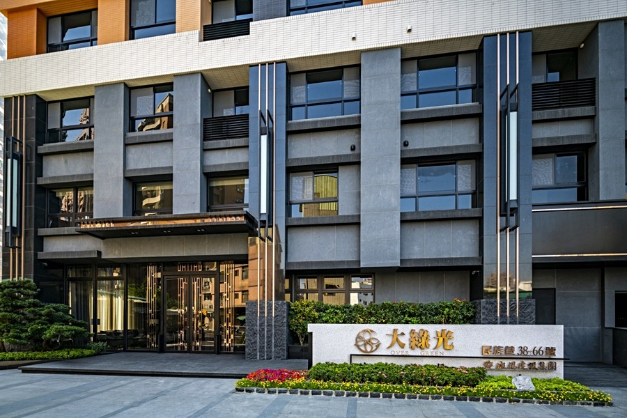 現代線條搭配鉑金色調的門廳有高級飯店感。