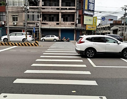 屋主自租~中華路1樓黃金店面!(已隔間)歡迎各行業洽談. - Image 2