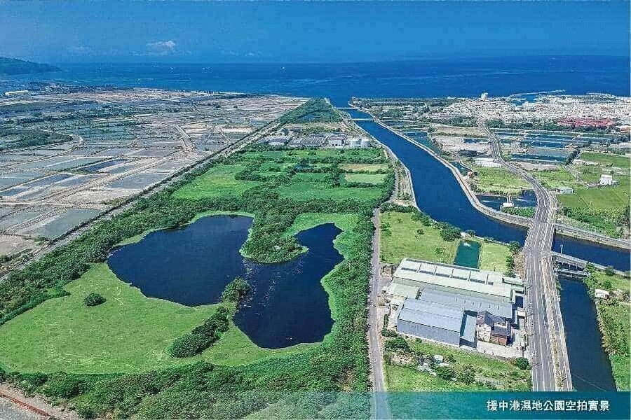 空拍美麗的援中港濕地公園。
