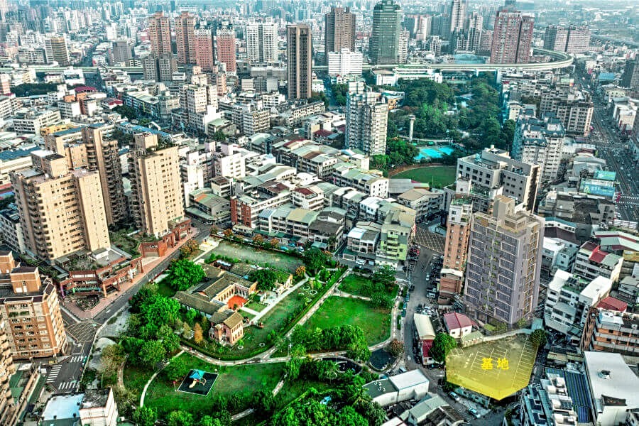 基地位於寧靜巷弄內，多數戶別可以享用綠景。