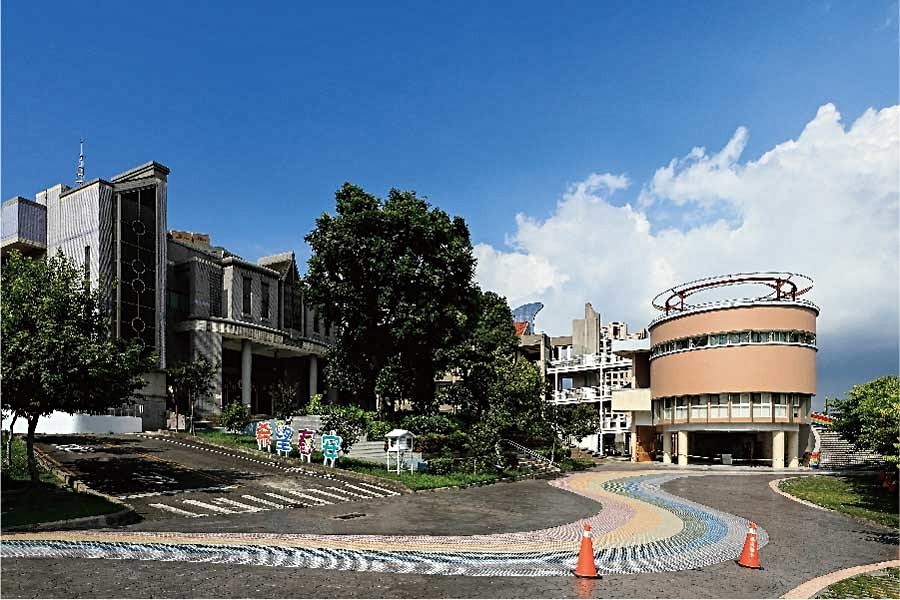 春安國小距離社區不到1公里,就學便利。