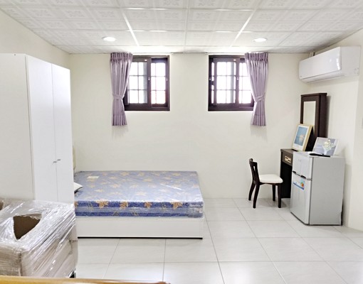 西區大套房有陽台獨立洗衣機 - Image 1