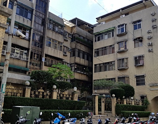 ［沒電梯］市府近中路|租5+6樓有內梯|現況出租|禁 - Image 1