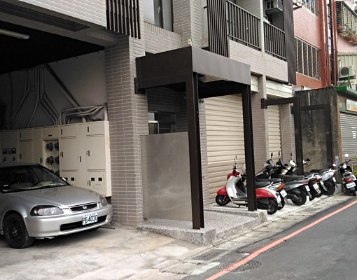 電梯大樓室內機車車位戶戶有陽台 - Image 2