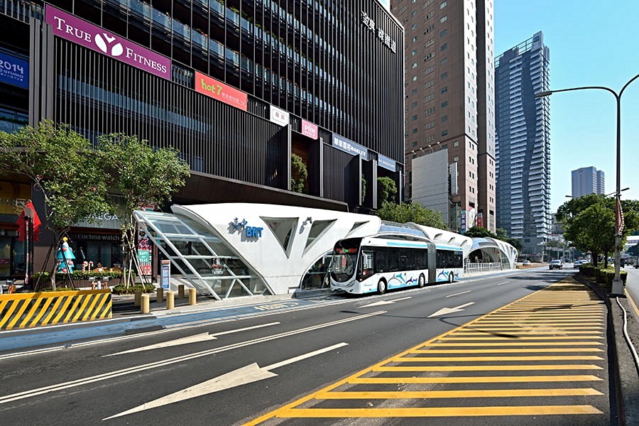 台灣大道有多線公車,未來有捷運藍線。