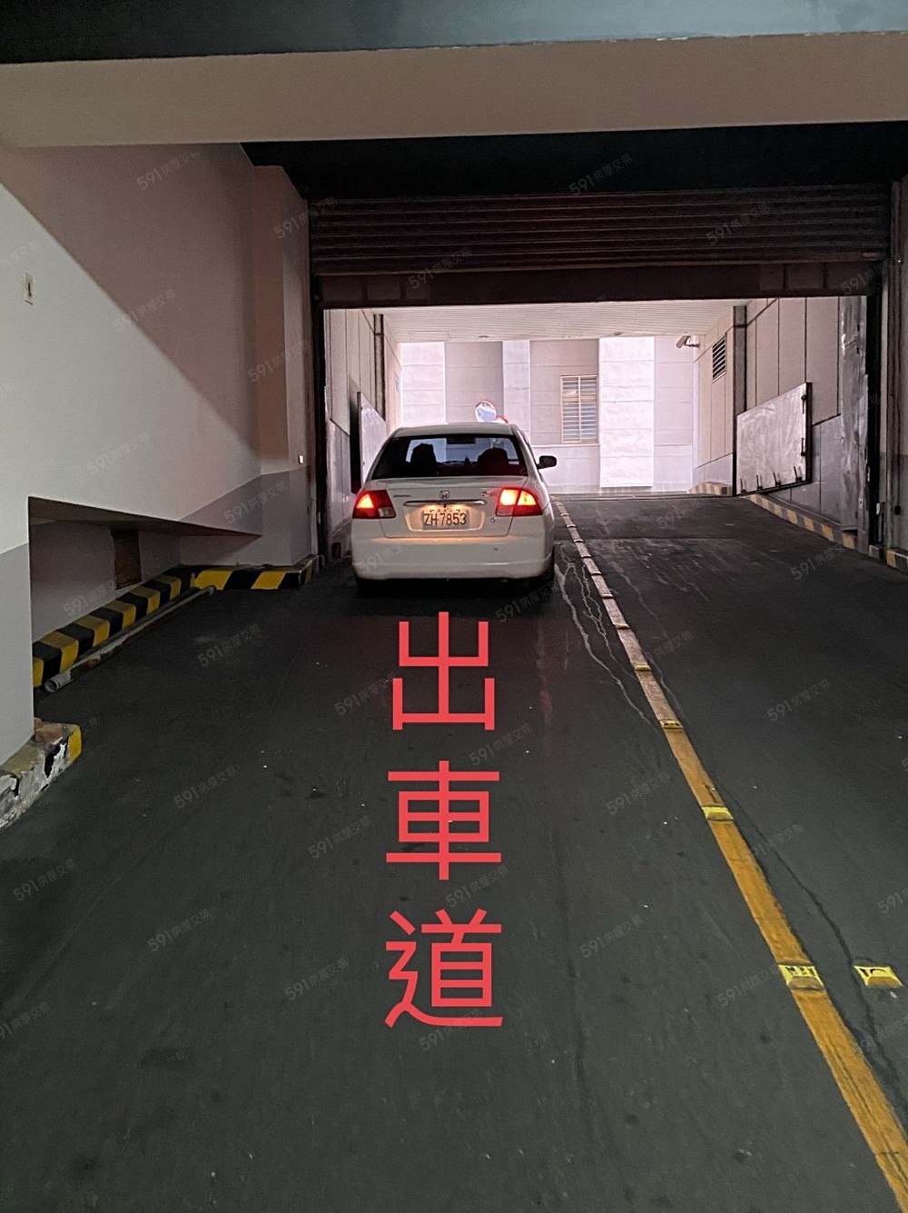 廠內寬敞雙車道進出