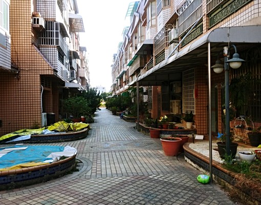 透天4樓半純住家,中庭花園,超大室內車庫 - Image 1