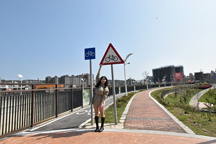 基地前面就是自行車步道
