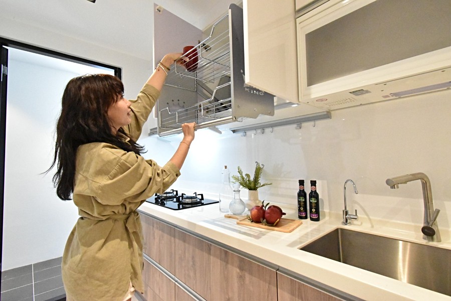 下拉式吊櫃貼心設計