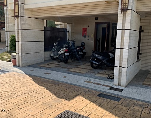 四樓獨層套房有露臺通風採光兩空間隨心應用 - Image 2