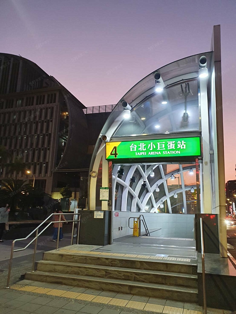 鄰近小巨蛋4號出口