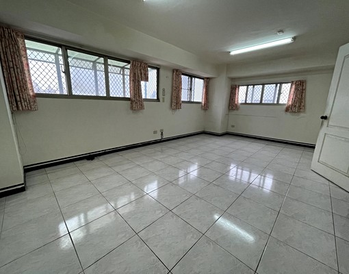 東區近南紡超大坪數一層一戶樓中樓 - Image 5