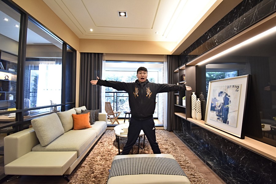 客廳面寬比這個大字還大