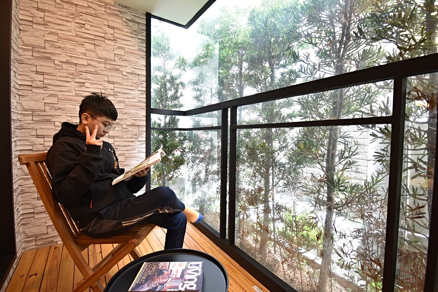 開玩笑的我根本不會在陽台看書