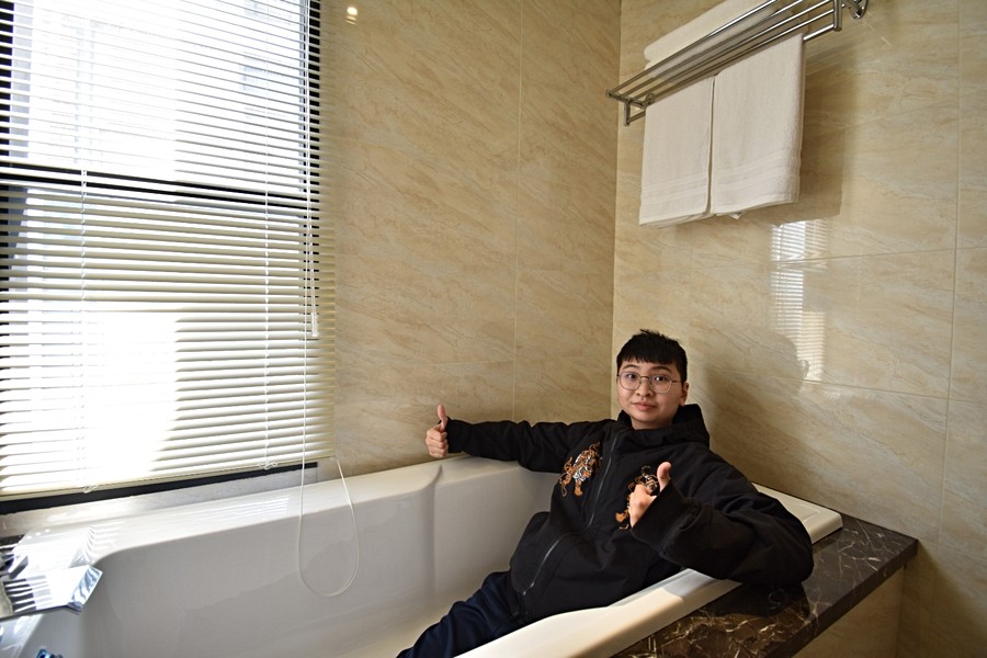 浴缸大小剛好可以把我吞沒