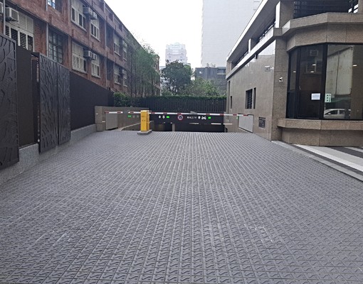 地下室平面式汽車位租金3000元 - Image 1