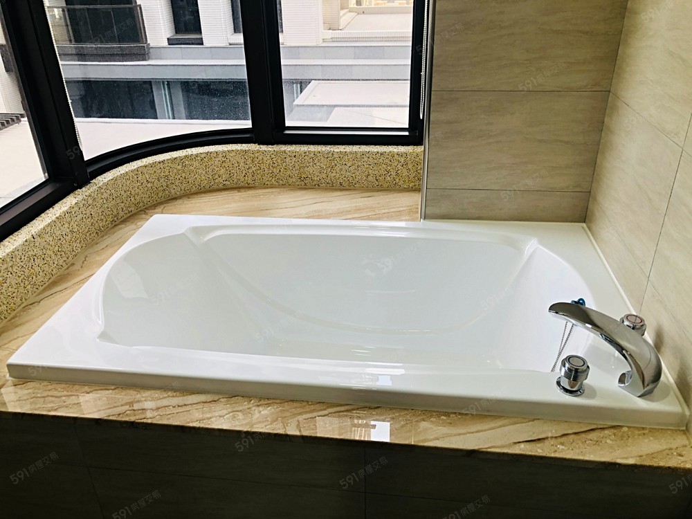 主臥室大浴缸（有窗簾、有貼紙不怕走光）
乾濕分離，雙衛開窗