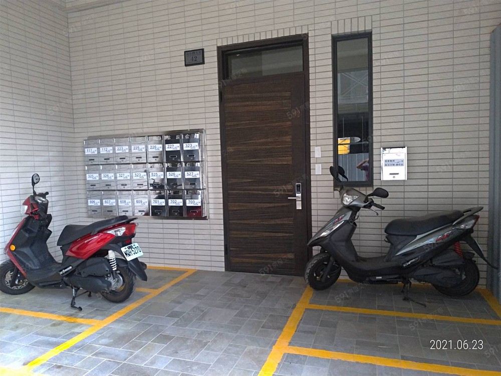 門口專用信箱與機車停車位