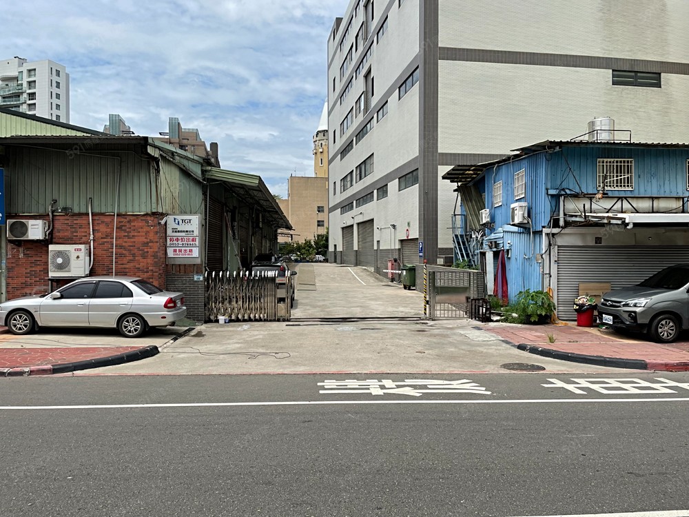 大門有8米寬大貨車進出方便