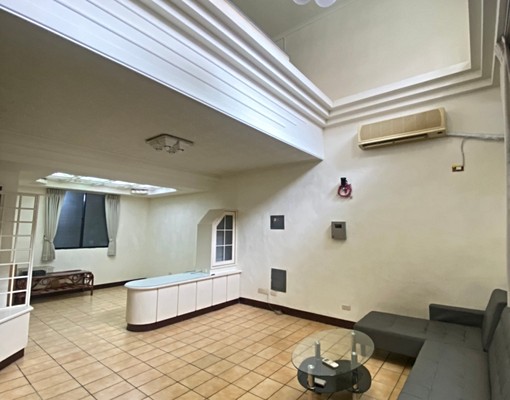 大業商圈♠稀有四房透天♠門口可停車♠機能好 - Image 1