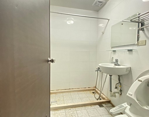 大業商圈♠稀有四房透天♠門口可停車♠機能好 - Image 7