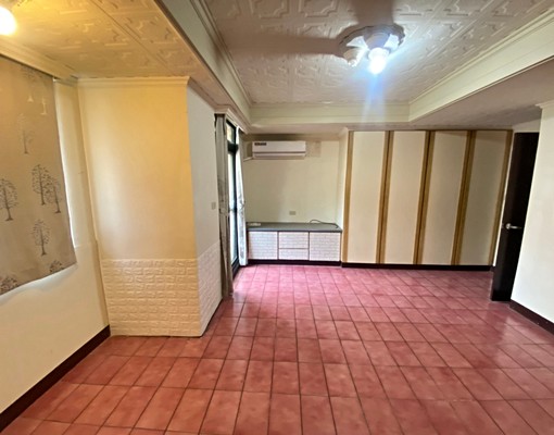 大業商圈♠稀有四房透天♠門口可停車♠機能好 - Image 9