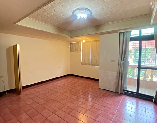 大業商圈♠稀有四房透天♠門口可停車♠機能好 - Image 11