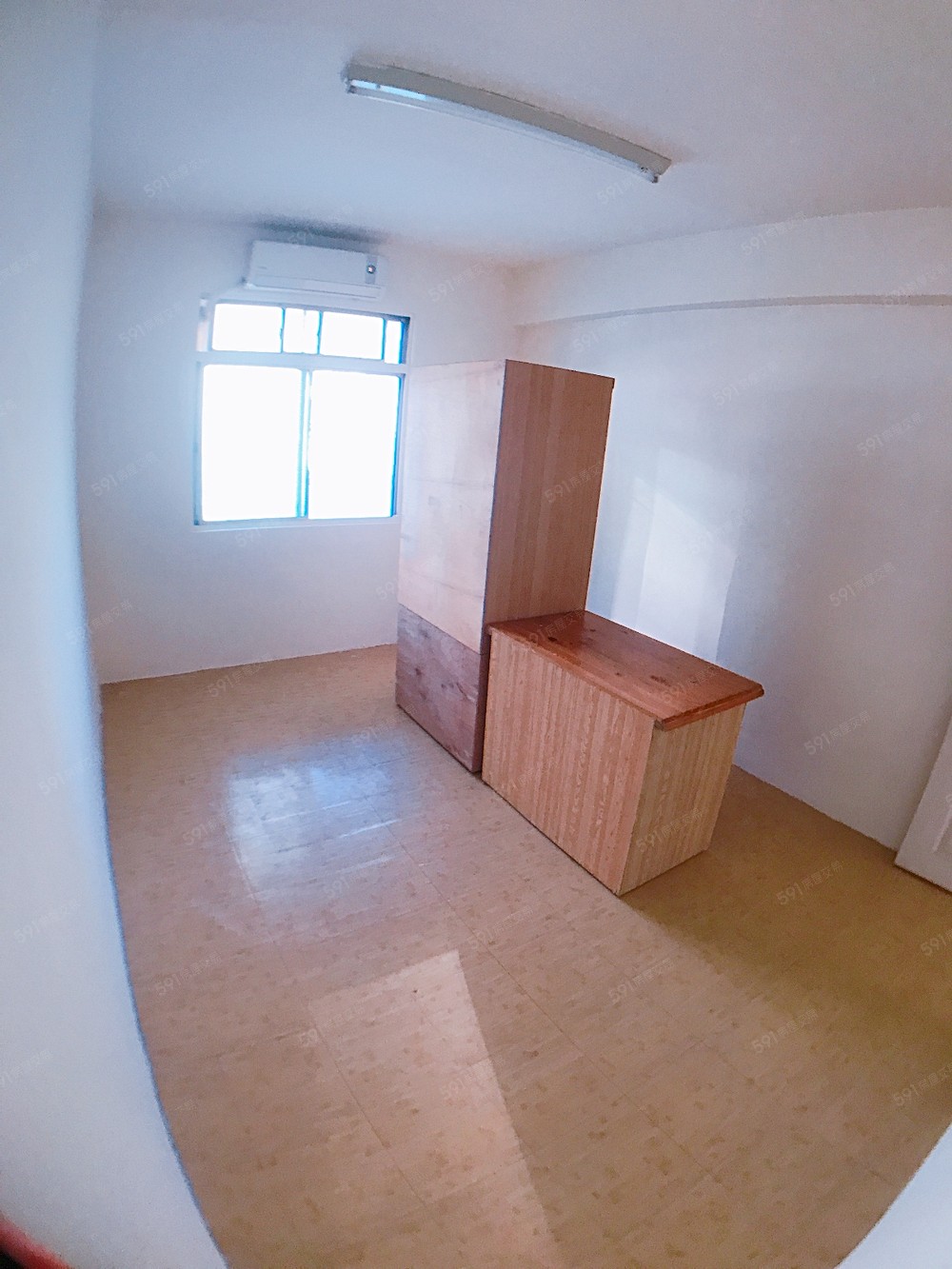 主臥,格局方正,開窗處面對前陽台