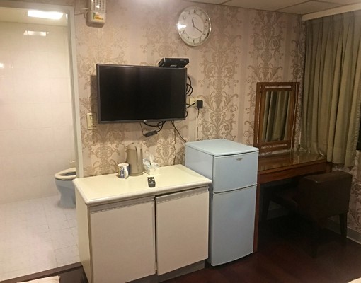 大安捷運站優質套房含水電網路有對外窗 獨立套房 世青圓形大廈 591租屋 月租20,000元/月